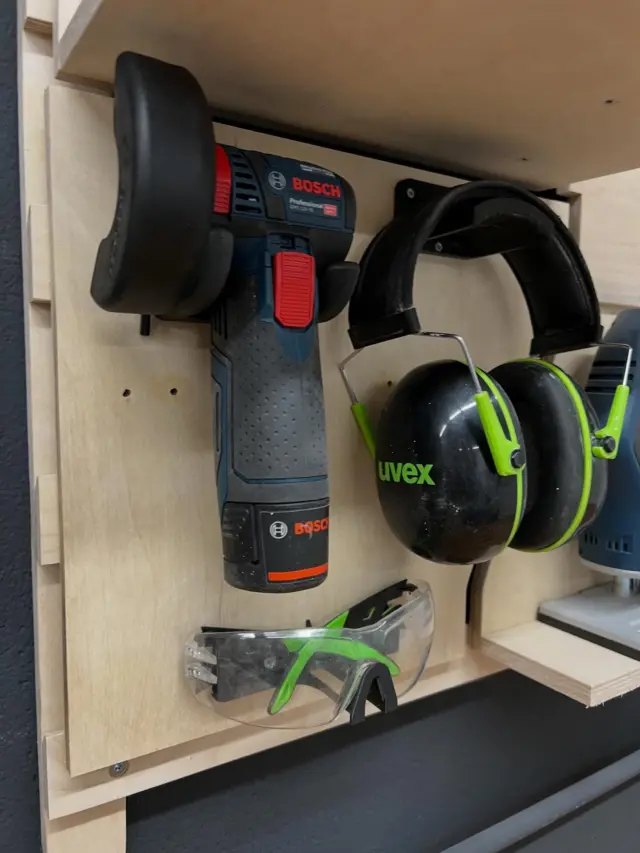 Neues Tool in der Werkstatt, der kleine @boschprofessionaldach GWS 12V-76 ist in der Werkstatt eingezogen und hat auch gleich den passenden Platz an der Wand bekommen, da Sicherheit ja bekanntlich vor geht hat auch der Gehörschutz sowie die Schutzbrille von @uvexsafety den passenden Platz in der Nähe bekommen. 

Ihr könnt sagen was ihr wollt aber so flexible Halter sind super praktisch wenn sich mal was ändert. 

Keine Werbung, alles privat gekauft.