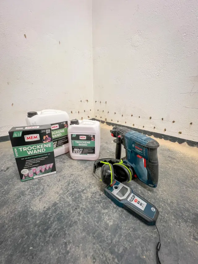 Lange (ganz lange) hab ich dafür gebraucht, endlich die Kraft dafür gefunden. Ich muss meine Innenwand #sanieren und dafür hilft mir @mem.bauchemie mit ihrem Produkt #memtrockenewand ❤️

Warum die Innenwand im Keller, ich hab doch erst die Außenwand freigelegt? Ganz einfach, hinter der Außenwand ist Erdreich und darüber eine geflieste Terasse, die kann ich erstmal nicht so einfach weg machen, die beiden anderen Hausseiten habe ich bereits von außen neu abgedichtet aber genau für den Fall gibts vom Mem das Trockene Wand Sortiment.

Wie funktionierts? Relativ einfach, feuchte Stellen messen und ggf. für spätere Kontrolle markieren, 10cm vom Boden eine Linie anreißen und auf der alle 10cm Löcher im Winkel von 30-40 Grad bohren, ca. 2/3 der Wandstärke. An stark betroffenen Stellen nochmal 6cm drüber das gleiche, hier die Löcher 5cm verlsetzt zur unteren Reihe, alle Bohrlöcher reinigen und dann das Tockene Wand Mittel mittels Trichtern ins Bohrloch einfüllen und war so lange, bis der Stein die Flüssigkeit aufgesogen hat. 

Jetzt erstmal abwarten bis wir zum nächsten Schritt gehen können. 🕞

Danke nochmals an @mem.bauchemie für die Geduld und schonmal schöne Weihnachen 🎄