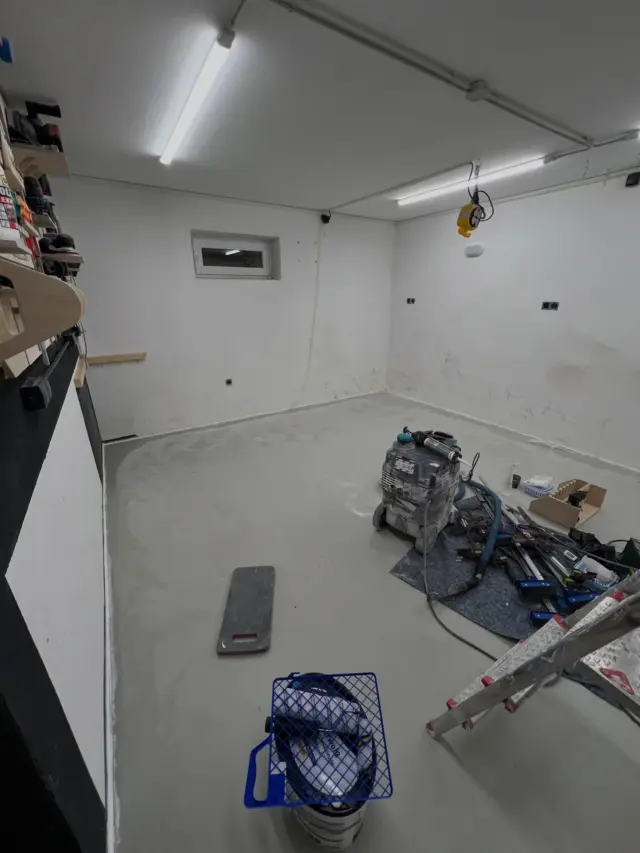 Aus #altmachneu geht weiter, alle Löcher in den Wänden sind wieder zu, grobe Unebenheiten neu verputzt, Rest wieder mit Feinspachtel aufgefüllt und geschliffen, wenn jetzt noch das #klebeband etwas mehr Lust hätte zu halten könnte ich mit dem Streichen beginnen. 

#happynewyear und guten Start euch allen!