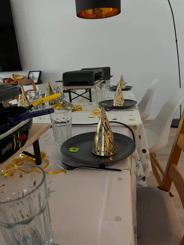 #restholz Projekt, schnell den Drucker angeschmissen, zwei alte #multiplex Platten geschliffen und die gedruckten Füße angebracht. Schon ist die #raclette Erhöhung fertig und man kann den Platz darunter praktisch nutzen, man hat da eh immer zu wenig Platz am Tisch.

Wünsch euch heut Abend einen guten Rutsch ins neue Jahr - bei mir hoffe ich, das es ein besseres Jahr wird.