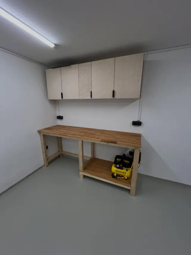 Ist es ein Upgrade, wenn man etwas entfernt? 🤭 (Bild2 vorher)

Hab an der feuchten behandelten Außenwand lieber mal die Werkbank etwas luftiger gestaltet, so würde man wieder sehen falls wieder etwas kommt, da die Liftfeuchtigkeit im Raum aber abnimmt hoffe ich einfach mal weiter aufs Beste. Der @stanleytools_dach Kompressor und die Leitung haben auch wieder ihren Platz, jetzt geht’s wieder los mit der #kappsägenstation 

#werkstatt #makeover #allesaufanfang #holzwerkstatt