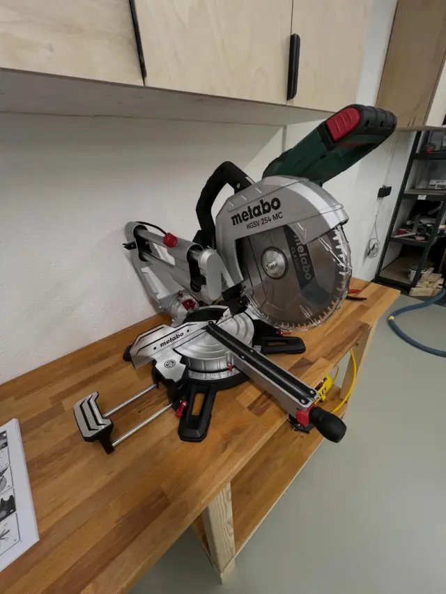 Neue Werkstatt, neue Maschine. Ich hab mir endlich ein Upgrade für die Kappsäge geholt, eine Maschine, die endlich alles hat was ich wollte. 

Die @metabo_deutschland KGSV 254 MC, neben der guten Verarbeitung hat diese Säge endlich einen Posaunenauszug und kann somit näher an die Wand gestellt werden, gerade durch das größere Sägeblatt (zur alten Säge, jetzt 254cm) ist es angenehm nicht so eine Ausladung zu haben, sehr geil ist das Precision Cut Line, eine Schatten-Schnittline, meiner Meinung schöner als Laser, ein weiteres Upgrade zur Alten ist die Schnitttiefen Einstellungsmöglichkeit, das hab ich bisher sehr vermisst. 

Jetzt erstmal etwas vertraut machen und den gelobten Staubschutz testen, glaub ich muss da gleich mal wieder Adapter dafür herstellen 🤭

Keine Werbung - alles selbst gekauft. #metabo #kappsäge #kappsägenstation #werkzeug #säge