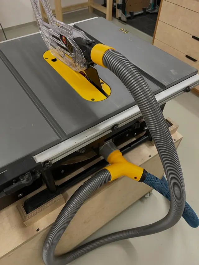 Durch Männergrippe flachgelegt, habt ihr wenigstens einen Vorteil davon, ich hab meine Adapter für die Absaugung der @dewalt_dach Tischkreissäge mit dem c35 @boschprofessionaldach Anschluss erneuert und auf #makerworld kostenlos zur Verfügung gestellt. Der Adapter wird in die Dewalt eingesteckt und mit einem 36/44mm Nilsfisk Schlauch mit der Spanhaube verbunden. Hab auch lange nach dem passenden Filament gesucht, denke das trifft die Farbe ganz gut. ☺️

Link dazu im Profil. #dewalt #boschprofessional #3ddruck #absaugung - Keine Werbung, alles selbst gekauft