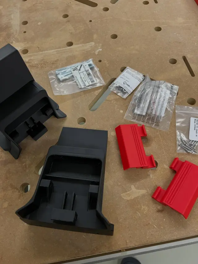 Nach einem Tag drucken endlich fertig, jemand ne Idee was es wird? Hab’s diesmal in PETG Pro gedruckt aber das Ergebnis überzeugt mich nicht, vielleicht zu wenig getrocknet, mal sehen ob’s so trotzdem geht. 

#3ddruckmachtsmöglich #3ddruck #werkstatt