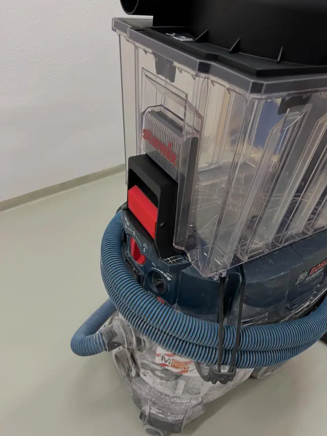 Auflösung: Der @starmix_electrostar #dust Collector soll auf den @boschprofessionaldach Gas 35 M befestigt werden, dafür hab ich mir von cults diese Vorlage gekauft, gedruckt und zusammengebaut, mit zwei Unterlegplättchen hab ich noch das kippeln verhindert, drauf ist er jetzt schon mal 🤗

Alles selbst gekauft, keine Werbung. #starmix #dustcollector #holzwerken #holzstaub