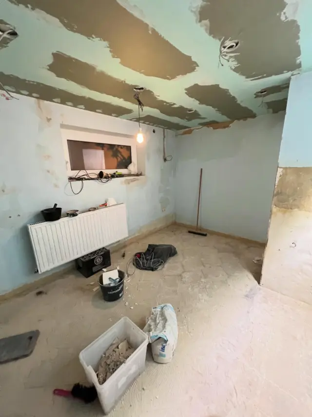 #abriss beendet, Fliesen sind jetzt auch alle draußen und schon entsorgt, jetzt geht’s an den Aufbau 💪 #waschküche #neuewaschküche #makeover #renovieren