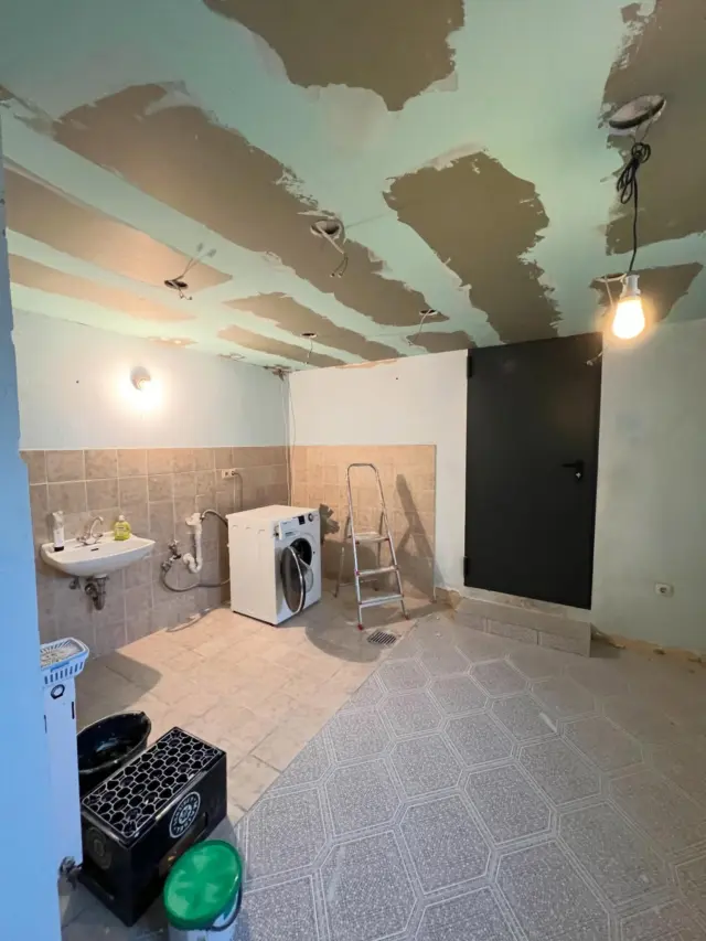 Decke hängt, alles schonmal gespachtelt und die Auslässe für das Licht gesetzt, jetzt geht’s weiter, die alten Fliesen müssen raus 😕 #makeover #waschküche #allesneu #rigips #knauf