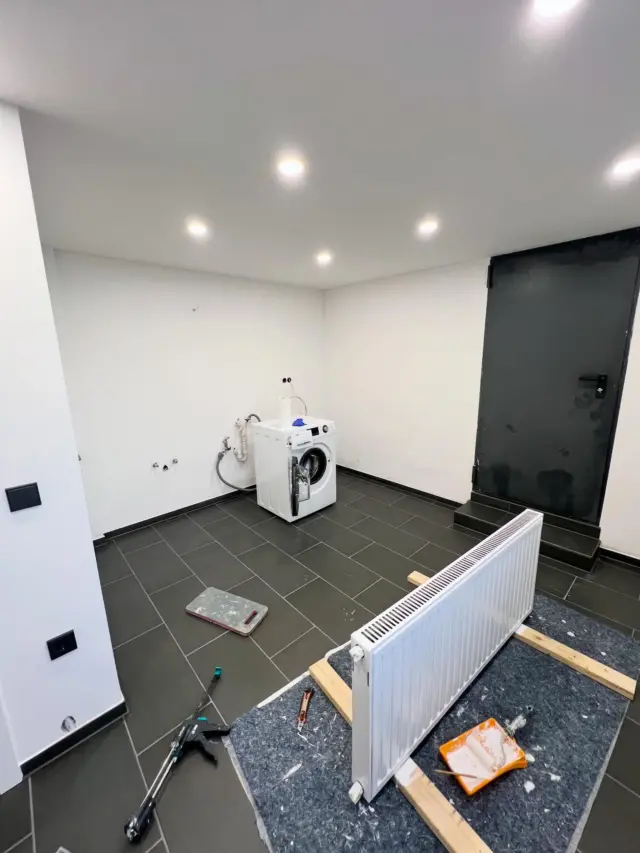 Typveränderung in 3… 2… 1… ‼️

Fix mal alles durchgemalert, sie #ledspots eingebaut und die Fliesen reingeschmissen, schon sieht das Ganze doch schon ganz anders aus 🤣

War da schon etwas drüber und geflucht hab ich sicherlich auch einmal mehr aber Ergebnis bisher gefällt mir. jetzt noch ein paar Feinheiten wie Silikon und Acrylfugen, über paar Stellen nochmal streichen und ne Tür einbauen, dann kann der Raum wieder genutzt werden.

Allen schöne #ostern 

#makeover #waschkeller #wäsche