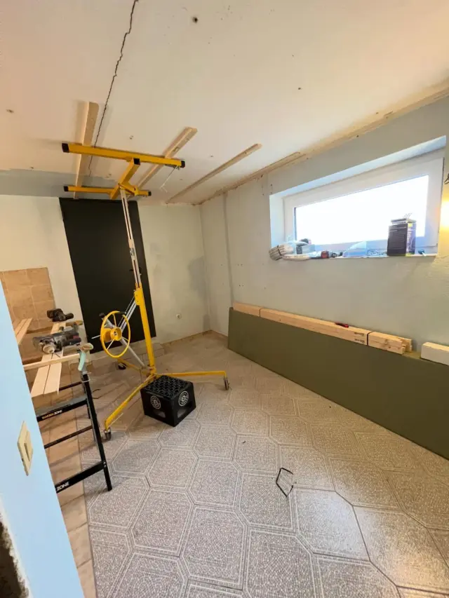 #planung war gestern, jetzt geht’s los, hab wieder meinen fleißigen Helfer von @bamato_bavarian_machine_tools dabei, das macht das ausrichten und befestigen zum Kinderspiel. Hab die Herausforderung bei der Decke, Frau will Einbauspots aber da geht ja auch noch ne Tür zur Garage, das könnte knapp werden. 🫣 

Schaum wir mal, was wird… Wichtigster Punkt ist, zumindest eine Waschmaschine muss laufen. ☺️
#renovieren #makeover #waschküche