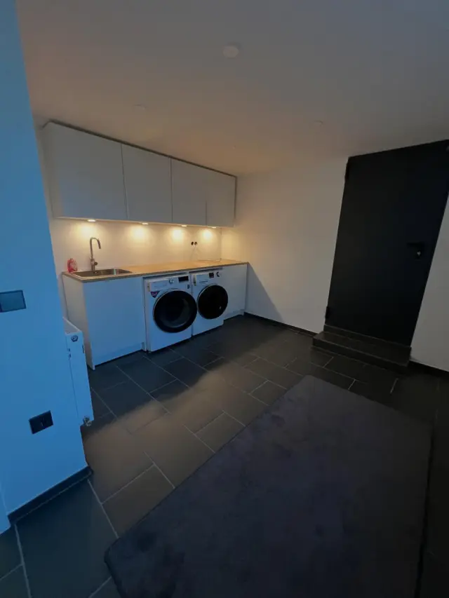 Fast fertig, die Rückwand als Spritzschutz lässt noch auf sich warten aber die Waschmaschinen laufen wieder 🤣 Die Küchenzeile ist eingebaut, jetzt gabs auch endlich ein vernünftiges Waschbecken.

#waschküche #waschkeller #waschmaschine #einbau #makeover