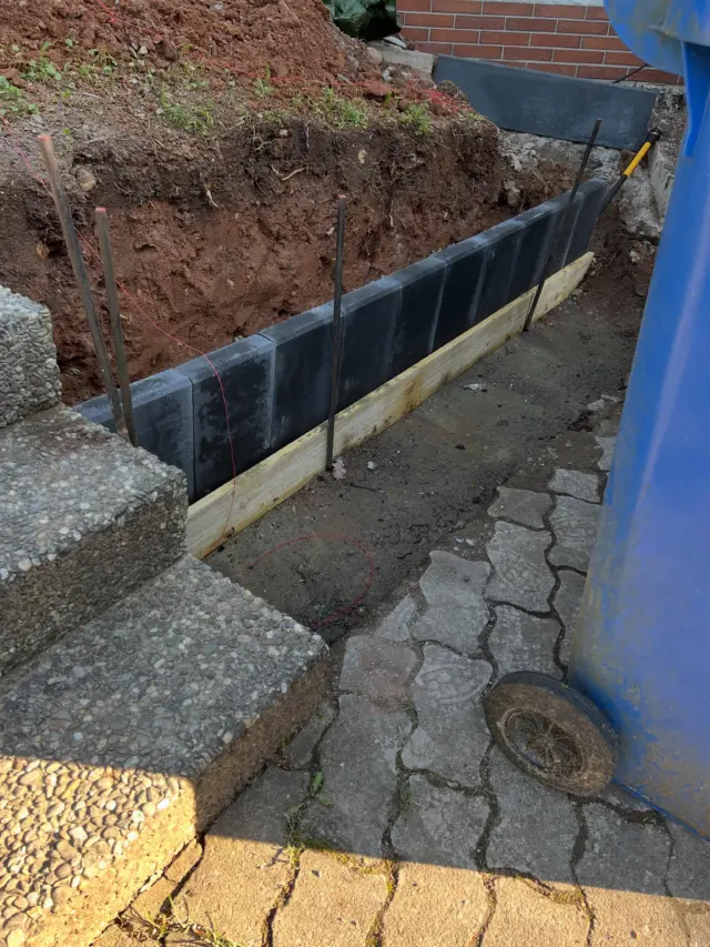 Schön, wenn es rauswärts geht, dann kann man seine fünf offenen Projekte im Haus ruhen lassen und neue im Freien starten. 😂 hier habe ich den Hang mal mit L Steinen abgesichert. Das sollte jetzt deutlich besser funktionieren, als mit Randsteinen. Zusätzliches ist weiterer Platz entstanden um die Mülltonnen ein Stück weit nach hinten zu schieben, sollte ich noch so ein altes Pflaster auftreiben, wünscht mir Glück.🍀 #gartenliebe #garten #hangsicherung #gartenprojekt #alles neu